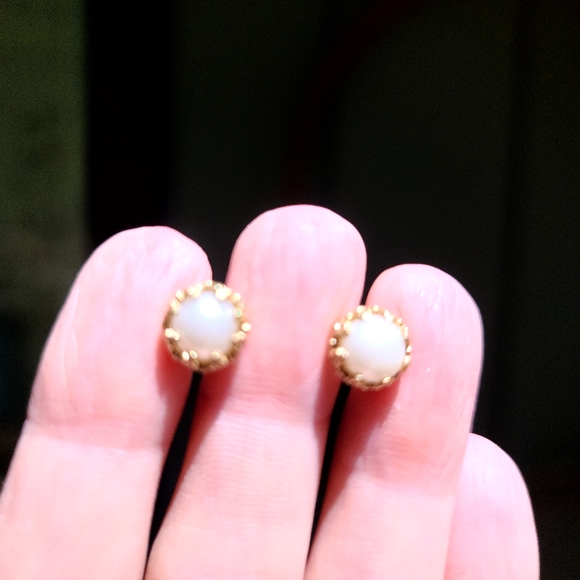 Natural pearl earrings gold plated filigree crown setting - Picture 3 of 9